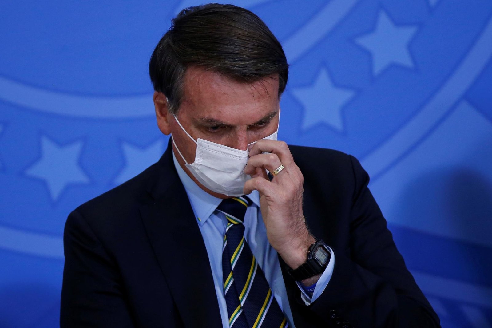 Bolsonaro sanciona MP que permite redução de jornada e salário
